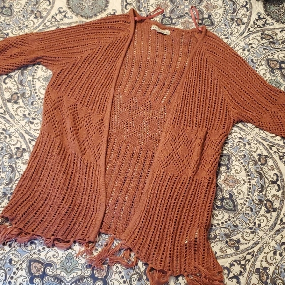 Knox Rose Sweaters - EUC Crocheted Fringe SS Sweater
